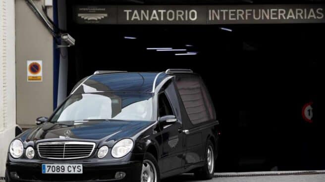 Un vehículo sale de un tanatorio en Madrid.