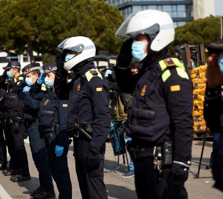 Detienen a un hombre por la muerte de una mujer de 63 años en una vivienda de Barcelona