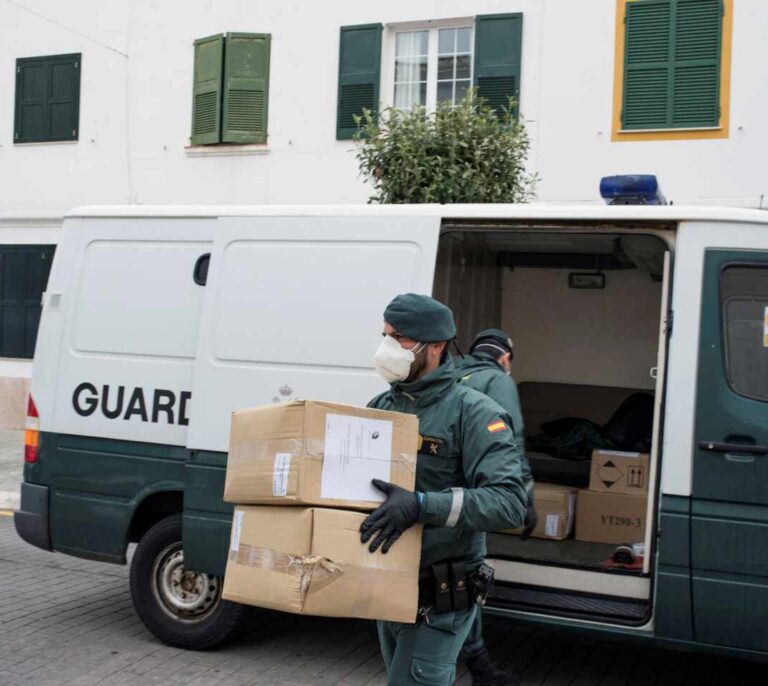Llega a España un cargamento con 25.200 test rápidos para guardias civiles y policías