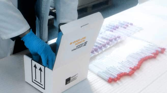 Un grupo de laboratorios ofrece hacer 10.000 test PCR al día y Sanidad no le contesta Un técnico coge unos kits de muestra en el laboratorio de Arquimea Group, la firma que lidera el consorcio.