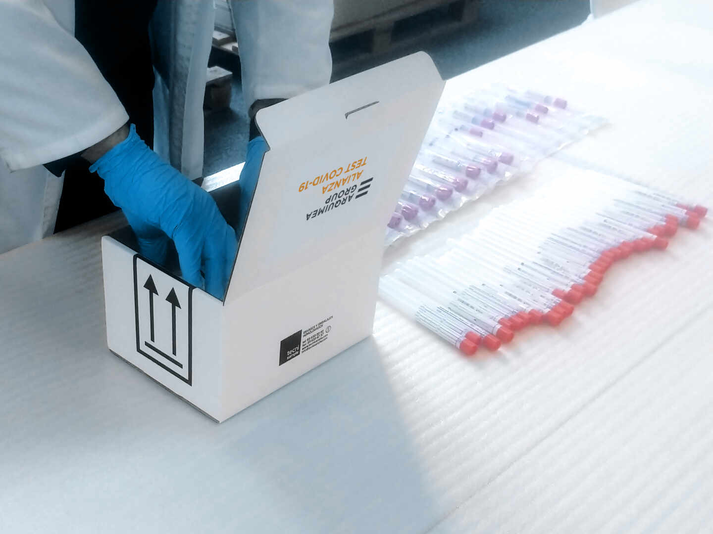 Un técnico coge unos kits de muestra en el laboratorio de Arquimea Group, la firma que lidera el consorcio.