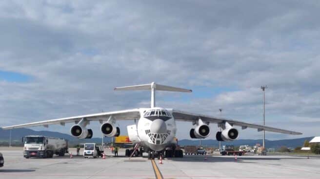 Un vuelo de carga con material sanitario en el aeropuerto de Vitoria.
