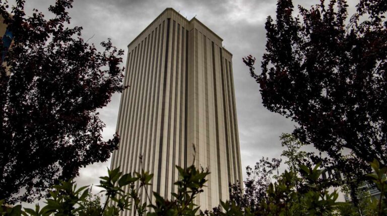 La Torre Picasso, en el distrito financiero de Azca, durante el confinamiento La Torre Picasso, en el distrito financiero de Azca, durante el confinamiento