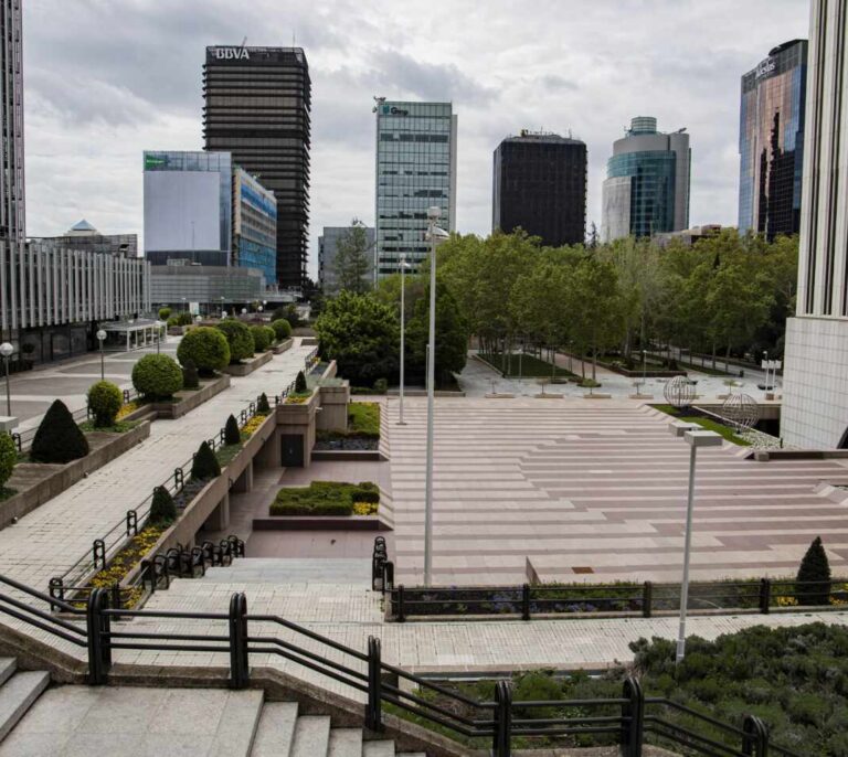 Un rascacielos para 20 personas: AZCA, distrito fantasma