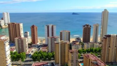El aislamiento a vista de dron muestra Benidorm vacía