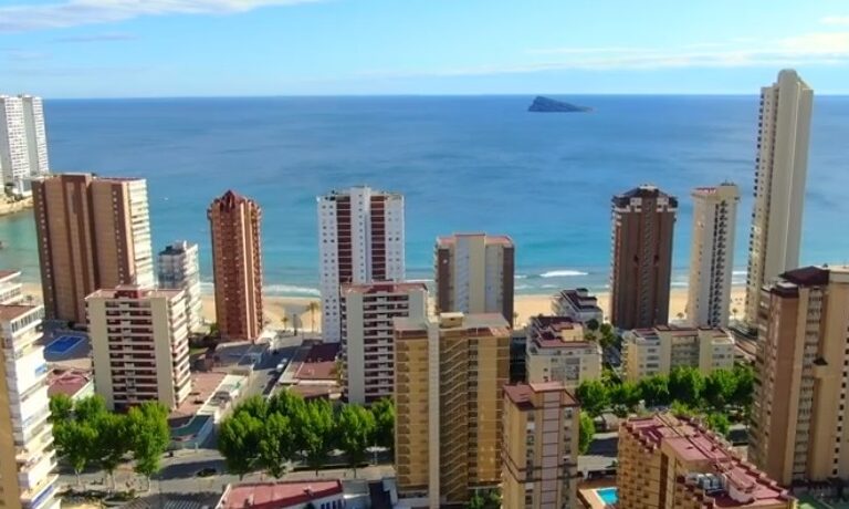 El aislamiento a vista de dron muestra Benidorm vacía