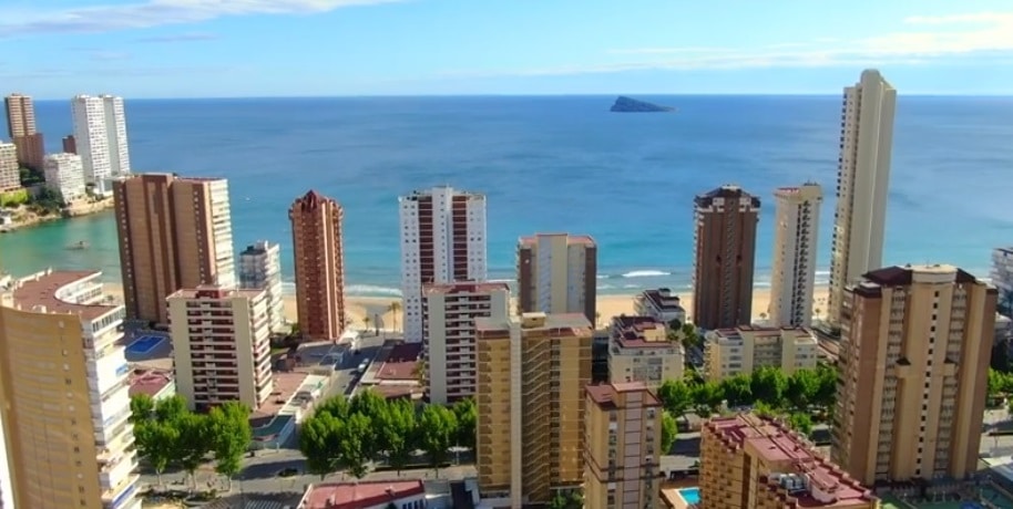 El aislamiento a vista de dron muestra Benidorm vacía