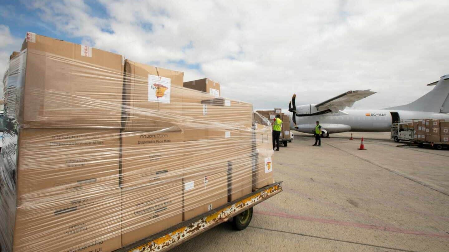 Remesa de mascarillas recién descargada de un avión.