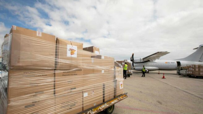El milagro empresarial de los panes y las mascarillas Remesa de mascarillas recién descargada de un avión.