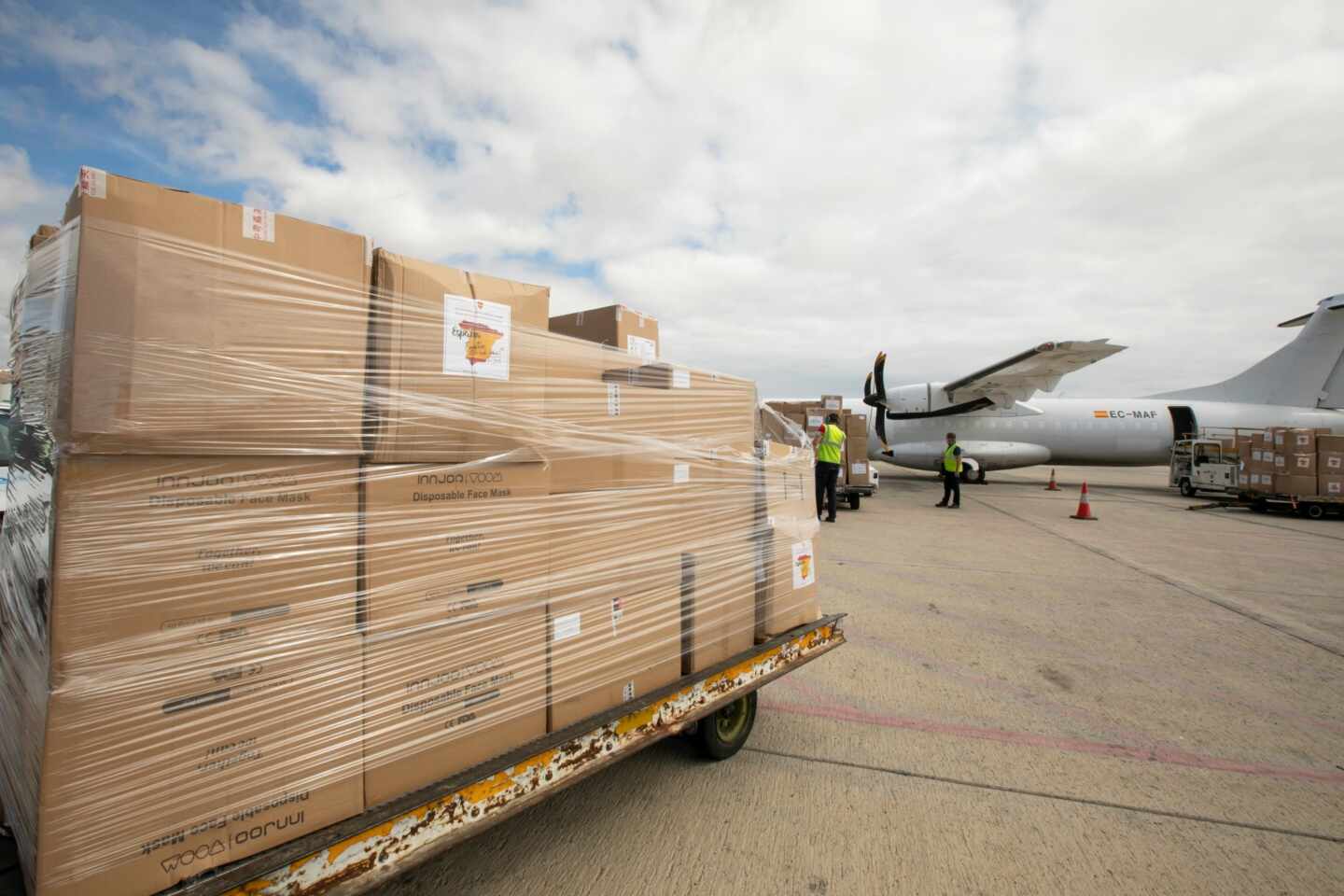 Remesa de mascarillas recién descargada de un avión.