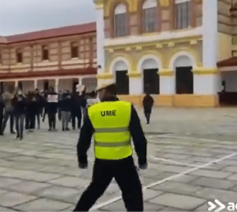Vídeo: Los presos de la cárcel de Burgos aplauden a la UME tras desinfectar la prisión