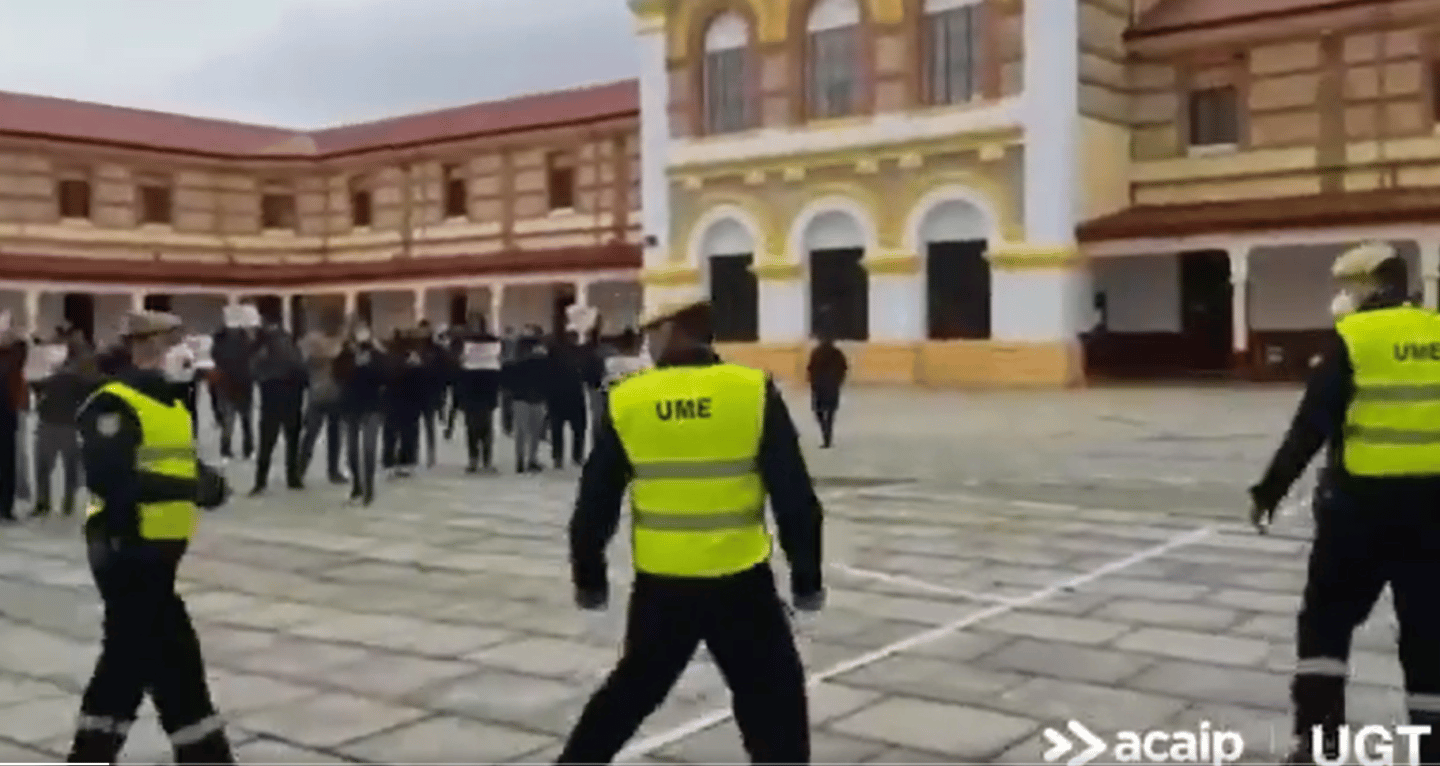 Vídeo: Los presos de la cárcel de Burgos aplauden a la UME tras desinfectar la prisión