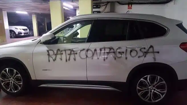 Unos vecinos pintan en el coche de una ginecóloga: "Rata contagiosa"