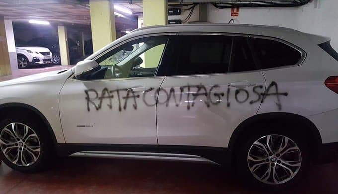 Unos vecinos pintan en el coche de una ginecóloga: "Rata contagiosa"