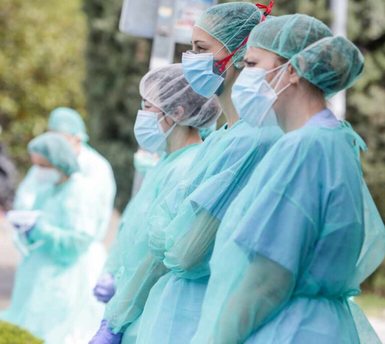 Denuncian presiones a médicos para eximir del uso de mascarilla a pacientes sin patologías