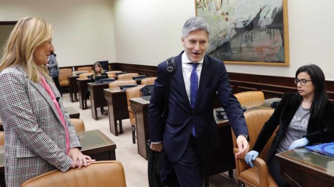 El ministro Grande-Marlaska pasa junto a las diputadas del PP Ana Beltrán y Ana Vázquez este jueves en el Congreso.