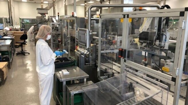 Una trabajadora en una empresa química.