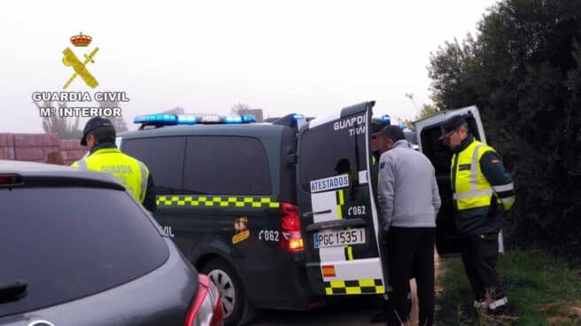 La Guardia Civil, denunciando a un conductor durante el confinamiento que superaba la tasa de alcohol permitida.