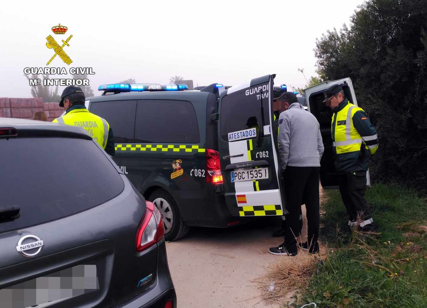 La Guardia Civil, denunciando a un conductor durante el confinamiento que superaba la tasa de alcohol permitida.