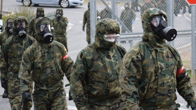 Miembros del ejército acceden a la prisión de Zaballa para proceder a su desinfección.