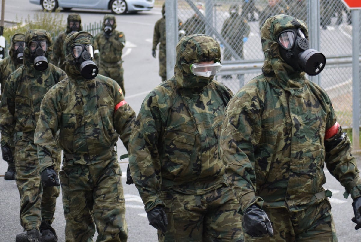 Miembros del ejército acceden a la prisión de Zaballa para proceder a su desinfección.