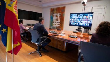 Trifulca entre alcaldes: "para qué poner las banderas a media asta si nadie las ve"