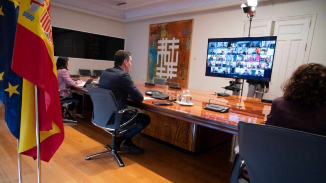 Pedro Sánchez, durante la videoconferencia con la Junta Directiva de la FEMP.