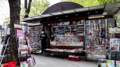 Una mañana en el quiosco de Manolo y Mariví: "Solo da para subsistir, llevamos 30 años sin irnos de vacaciones"