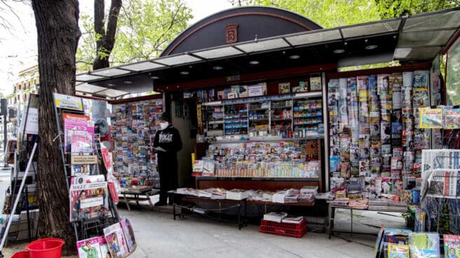 Manolo Barrasa, delante de su kiosko en la Plaza de Santa Bárbara de Madrid