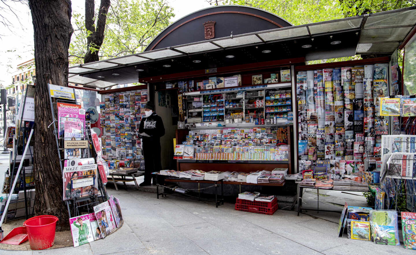 Manolo Barrasa, delante de su kiosko en la Plaza de Santa Bárbara de Madrid