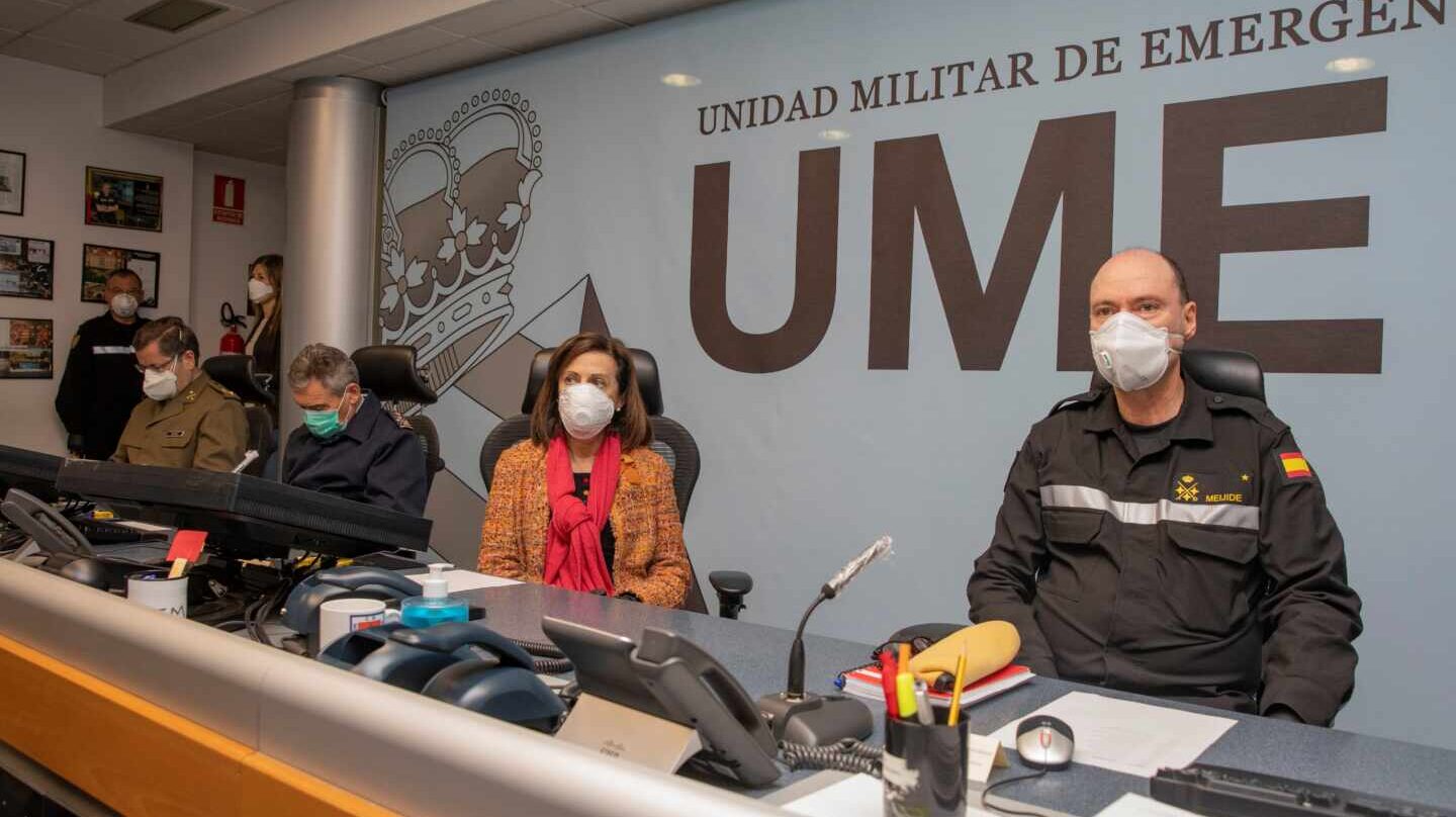 El jefe de la Unidad Militar de Emergencias (UME), teniente general Luis Martínez Meijide, junto a la ministra Margarita Robles.