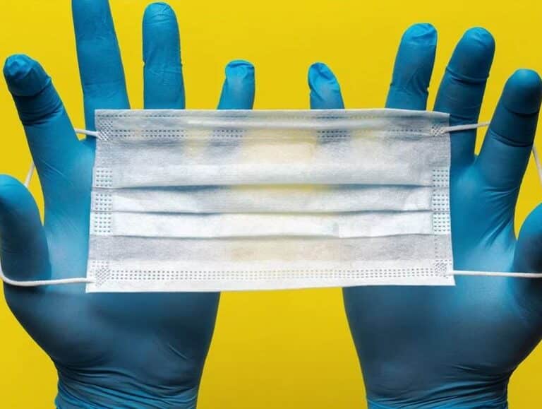 Cómo colocarte una mascarilla sin que se empañen las gafas