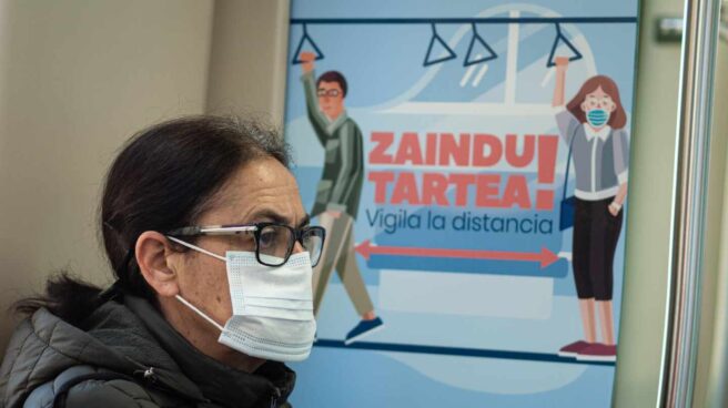 Una mujer con mascarilla en el País Vasco.