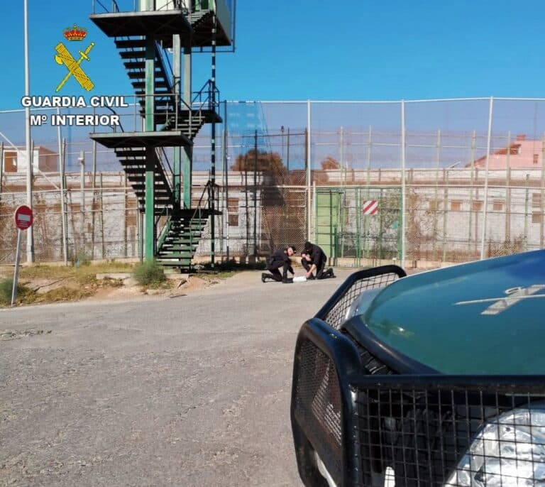 Tres guardias civiles heridos durante un nuevo salto de valla en Melilla con 150 inmigrantes