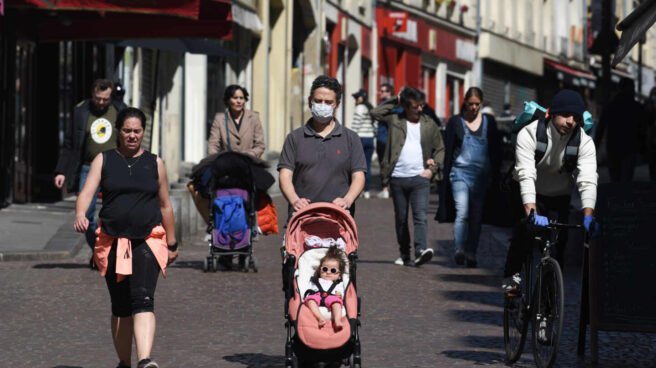 Una familia con un niño en un carrito por las calles de París a principios de este mes de abril.