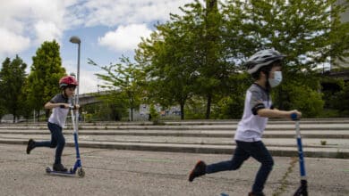 Un patinete y una pelota: la alegría de Martín y Nicolás tras mes y medio confinados