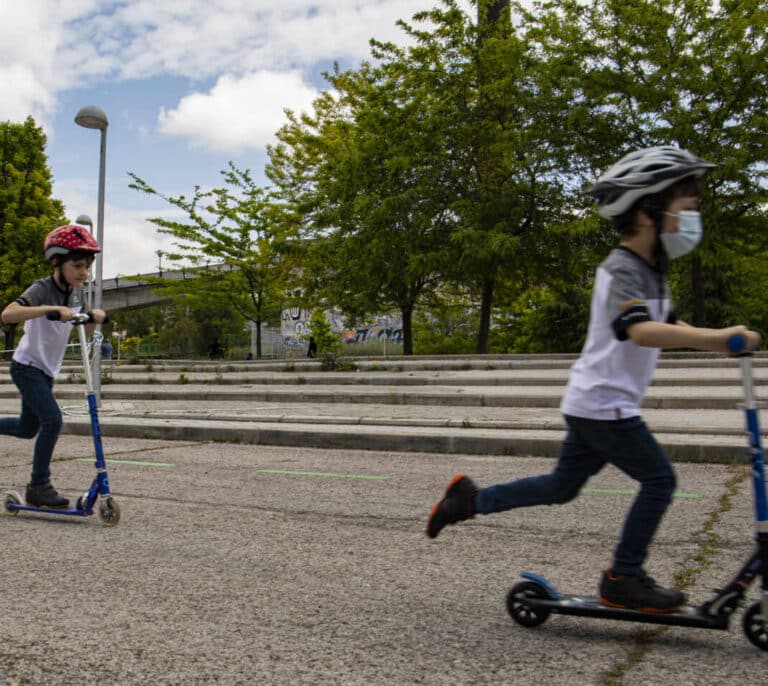 Un patinete y una pelota: la alegría de Martín y Nicolás tras mes y medio confinados