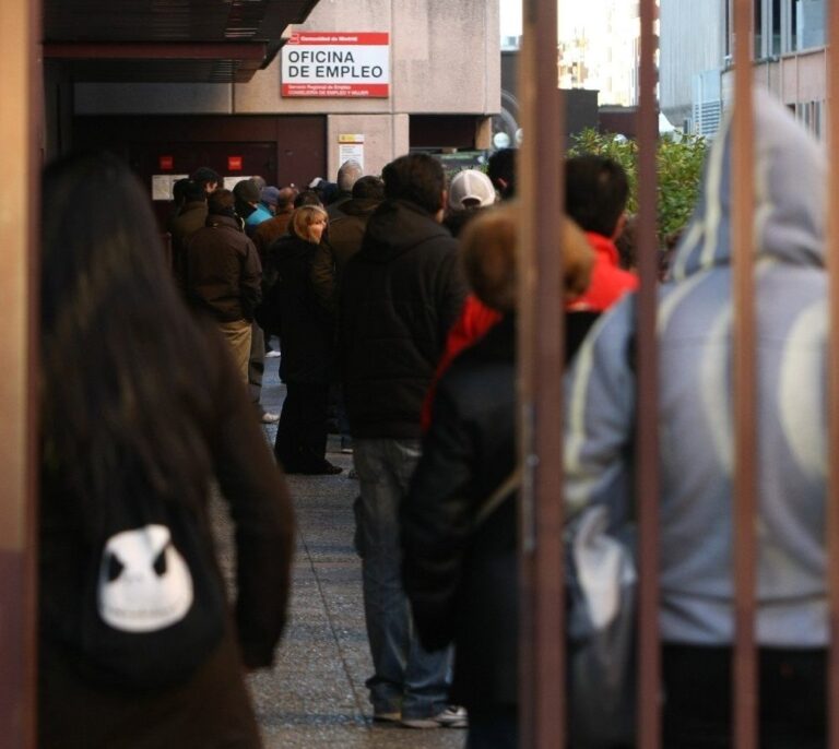 Enero destruye 200.000 empleos y el paro suma 76.000 personas