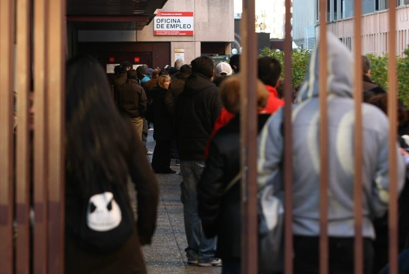 Ciudadanos guardan cola a las puertas de una oficina de los servicios de empleo en Madrid.