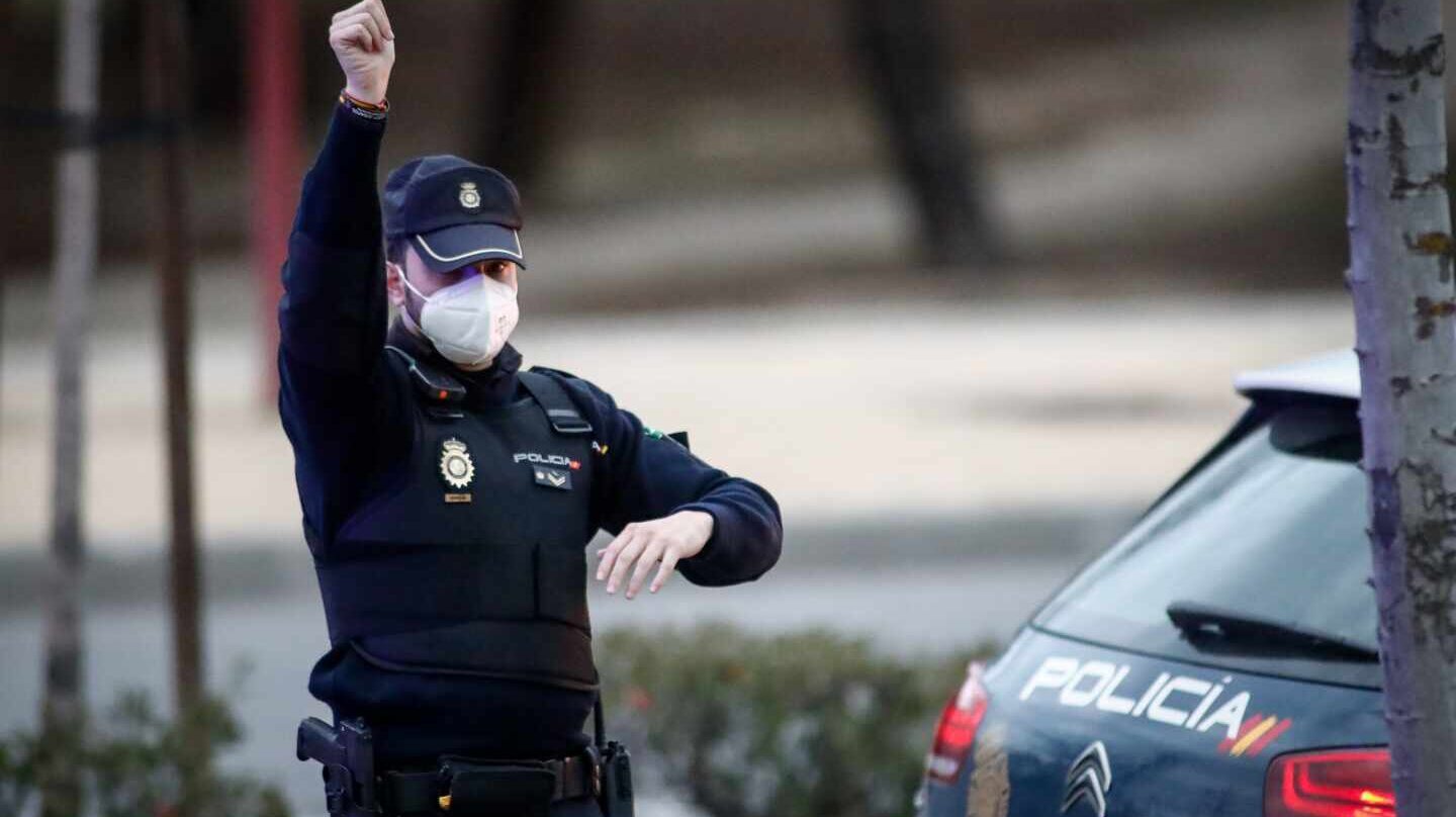 Un policía nacional, protegido con una mascarilla, durante un servicio en Madrid.