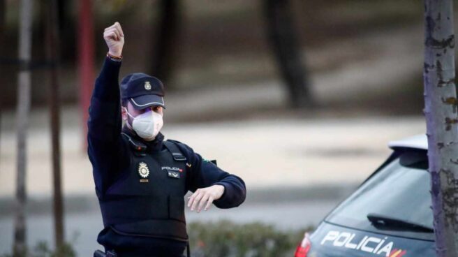 Un policía nacional, protegido con una mascarilla, durante un servicio en Madrid.