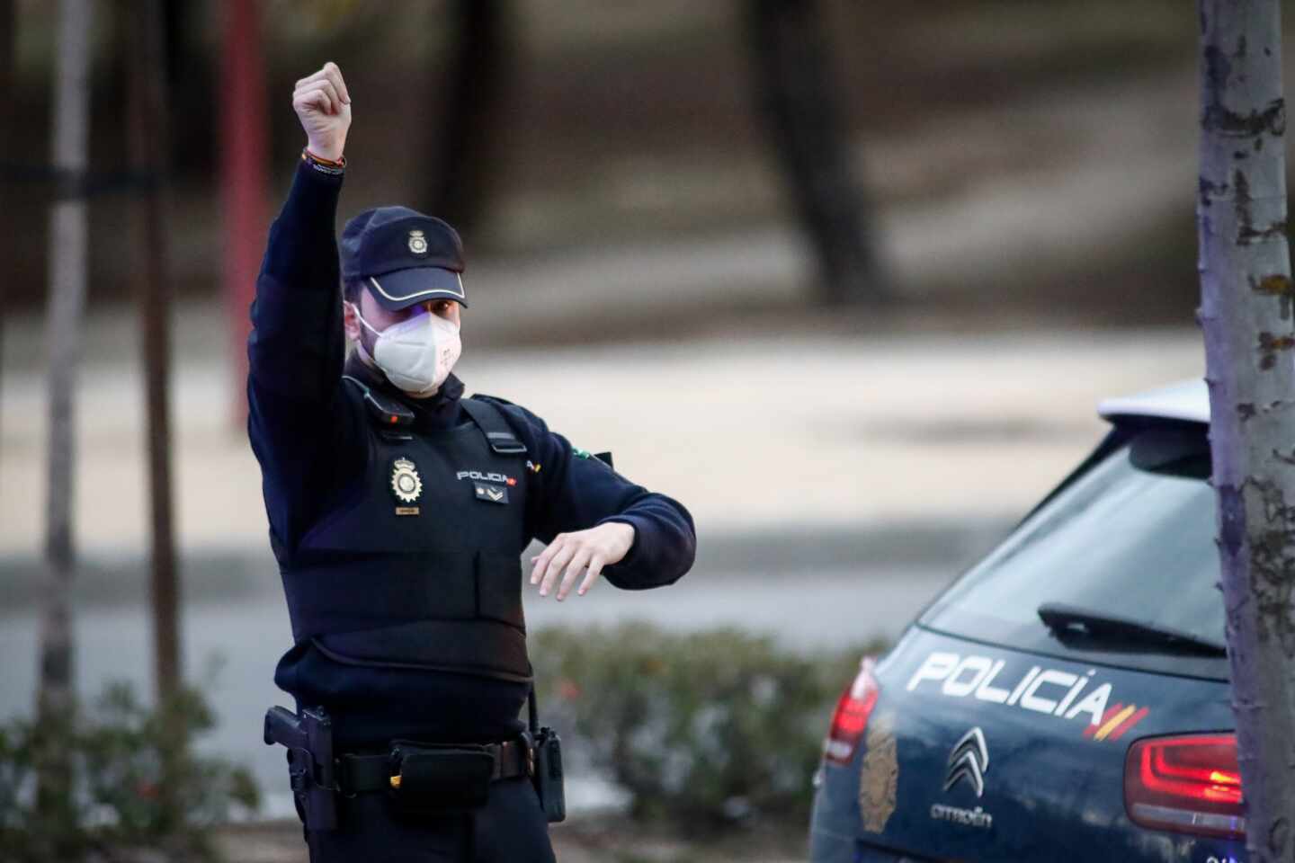 Un policía nacional, protegido con una mascarilla, durante un servicio en Madrid.