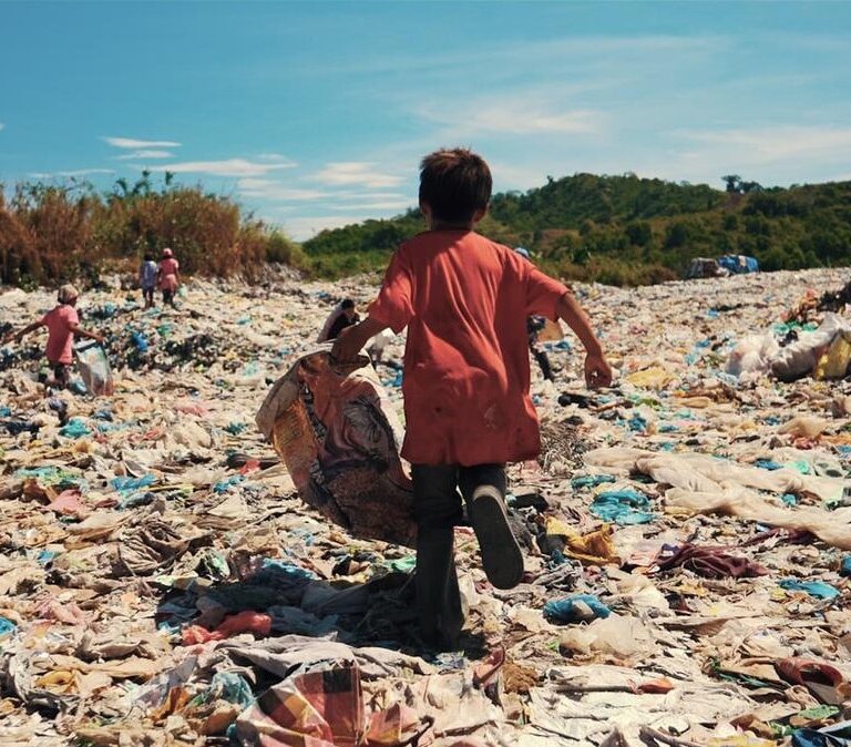 Campeones del vertedero: el viaje de los hermanos Fesser a la extrema pobreza
