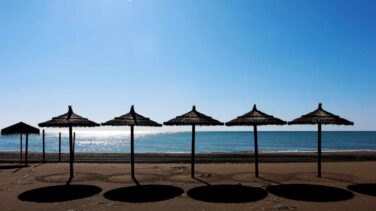 Dos niños, aprendices de socorrista, salvan la vida a tres turistas extranjeros en Torremolinos