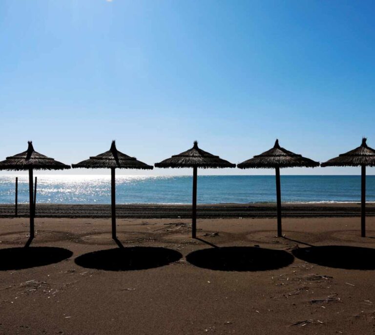 Dos niños, aprendices de socorrista, salvan la vida a tres turistas extranjeros en Torremolinos