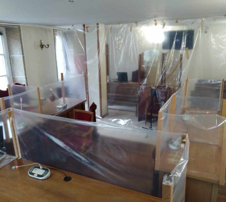 Plásticos en los juzgados para protegerse del coronavirus: "No hay presupuesto"