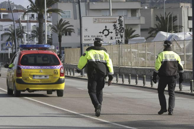 Denunciado en Ibiza un conductor que se saltó el confinamiento, dio positivo en drogas y llevaba un arma