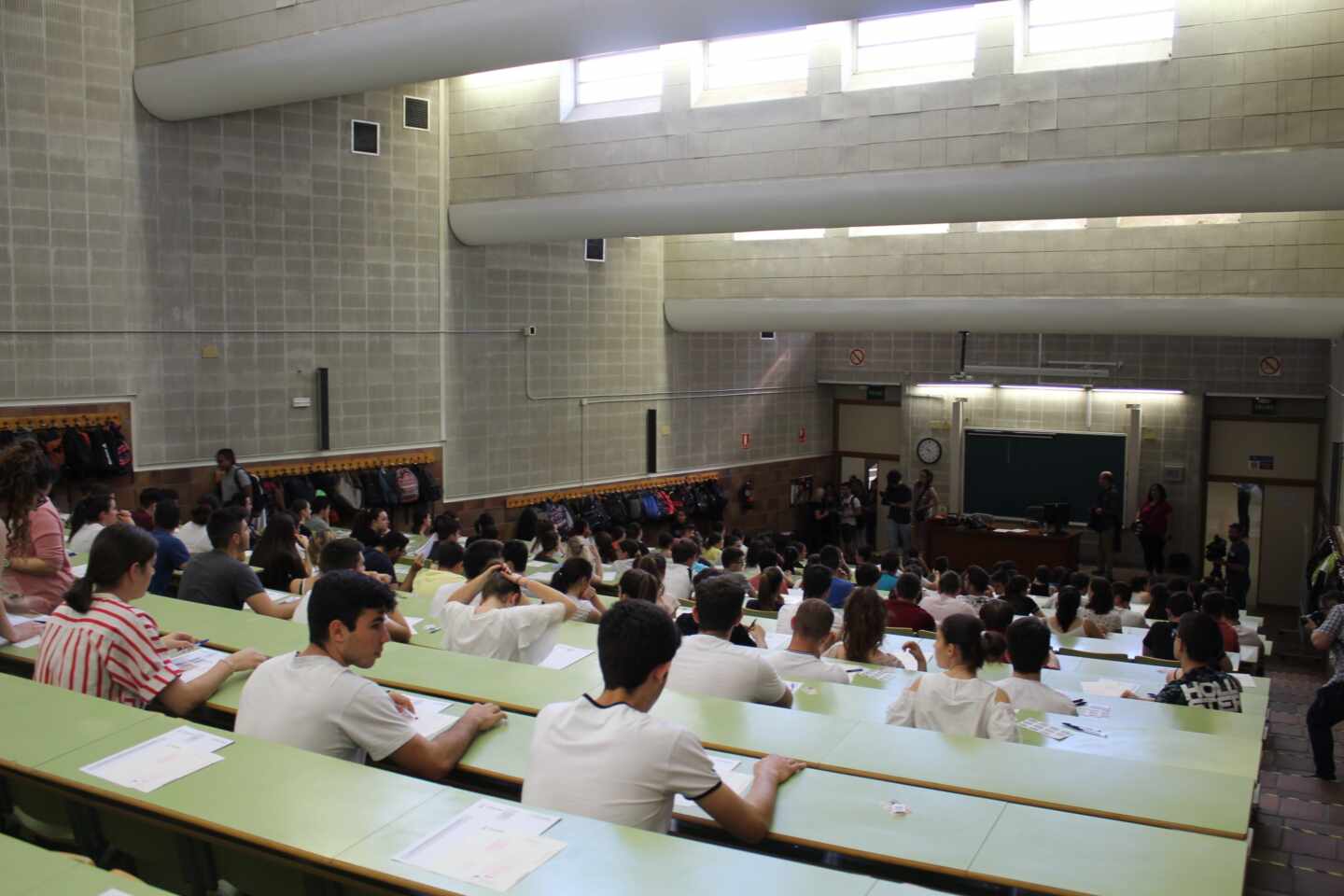 Madrid baraja que vuelvan antes a clase los alumnos de 2º de Bachillerato y 4º de la ESO