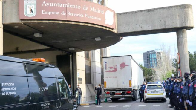 Homenaje policial a un tanatorio de Madrid.