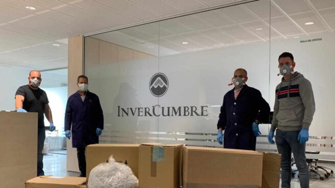 Voluntarios, en una de las empresas de Ubrique que colaboran con la iniciativa.